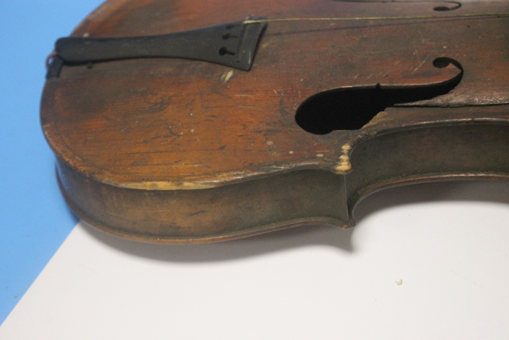AN ANTIQUE VIOLIN AND BOW A/F - Image 6 of 12