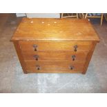 A SOLID OAK VINTAGE THREE DRAWER CHEST OF DRAWERS