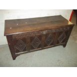 AN ANTIQUE OAK COFFER / BLANKET CHEST WITH CARVED DETAILING