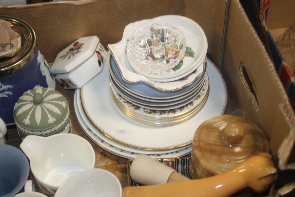 A TRAY OF CERAMICS TO INCLUDE WEDGWOOD (TRAY NOT INCLUDED) - Image 3 of 3