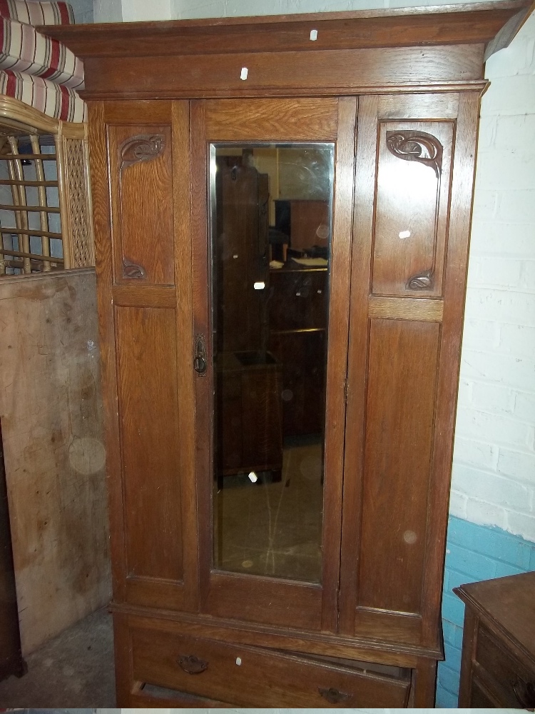 AN EDWARDIAN WARDROBE AND DRESSING TABLE - Image 2 of 3