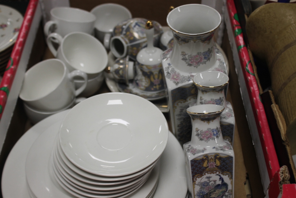 A TRAY OF ASSORTED CERAMICS (TRAY NOT INCLUDED) - Image 2 of 3