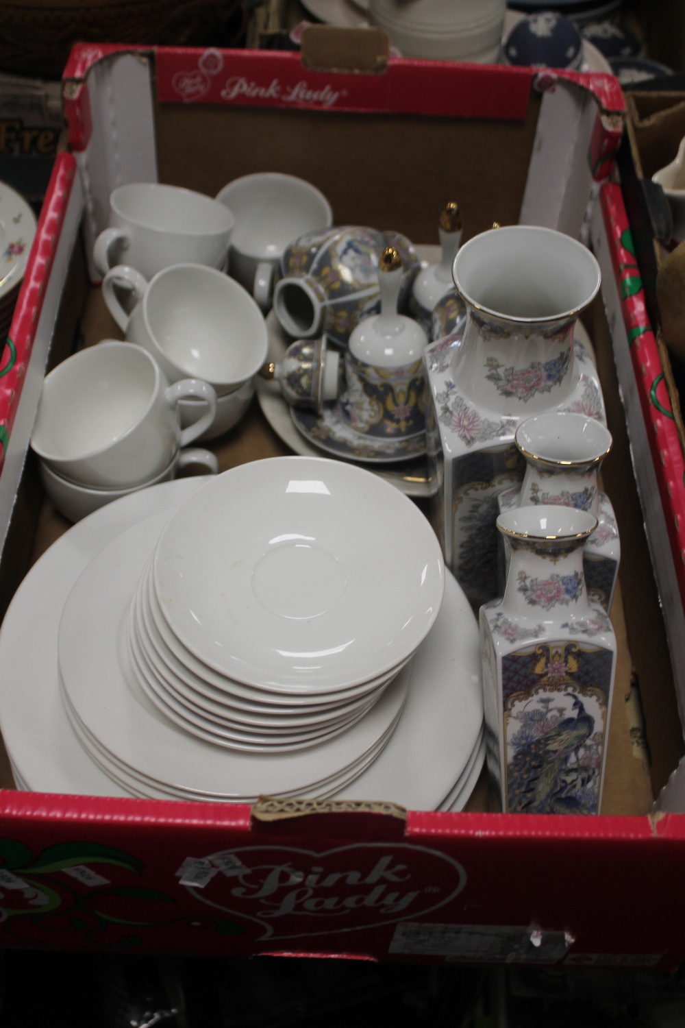 A TRAY OF ASSORTED CERAMICS (TRAY NOT INCLUDED)