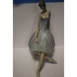 A LLADRO FIGURINE OF A BALLERINA A/FCondition Report:MISSING HAND AND THE HEAD HAS BEEN GLUED BACK