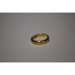 A 22 CT GOLD WEDDING BAND APPROX 6.5 GRAMS
