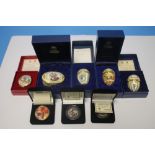 A COLLECTION OF THREE HALCYON DAYS EGGS, TWO PIN DISHES AND THREE MORGAN MINT COINS ALL BOXED