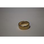 A 9 CT GOLD WEDDING BAND APPROX 8.4 GRAMS