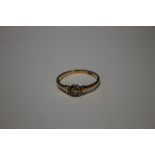 AN ANTIQUE 18 CT GOLD DIAMOND RING WITH HALLOW STYLE SETTING APPROX 2.7 GRAMS