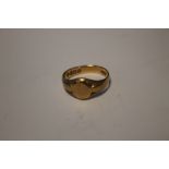 A 18 CT GOLD GENTS SIGNET RING APPROX 4.52 GRAM