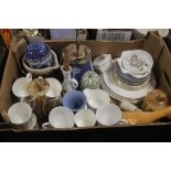 A TRAY OF CERAMICS TO INCLUDE WEDGWOOD (TRAY NOT INCLUDED)