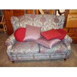 A DAMASK FABRIC FLORAL TWO SEATER SOFA WITH BRASS CASTORS, MATCHES LOT 807