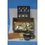 A QUANTITY OF ASSORTED METALWARE MAINLY FLATWARE