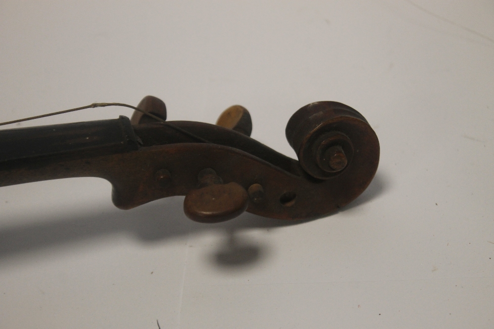 AN ANTIQUE VIOLIN AND BOW A/F - Image 4 of 12