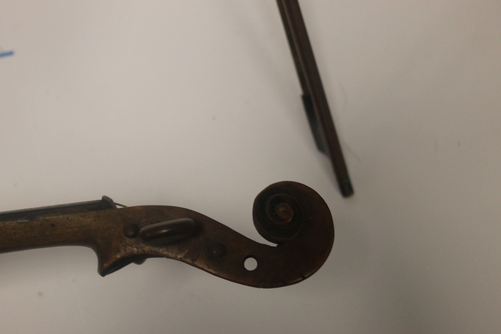 AN ANTIQUE VIOLIN AND BOW A/F - Image 8 of 12