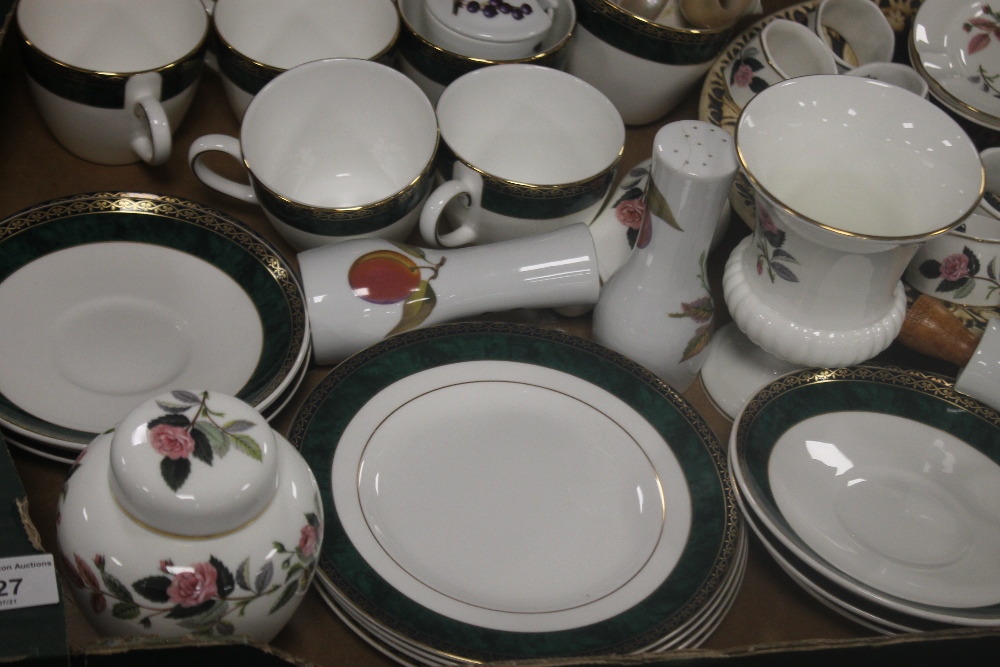 A TRAY OF CERAMICS TO INCLUDE WEDGWOOD (TRAYS NOT INCLUDED) - Image 2 of 2