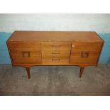 A RETRO TEAK SIDEBOARD WITH SLIDING DOORS. LENGTH 137 CM