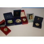 A COLLECTION OF SIX HALCYON DAYS BOXED ITEMS TO INCLUDE PIN DISHES, PHOTO FRAME ETC