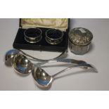 A COLLECTION OF WHITE METAL ITEMS TO INCLUDE NAPKIN RINGS, FLATWARE ETC