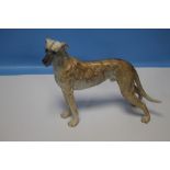 A CERAMIC IRISH WOLFHOUND FIGURE H 20 CM