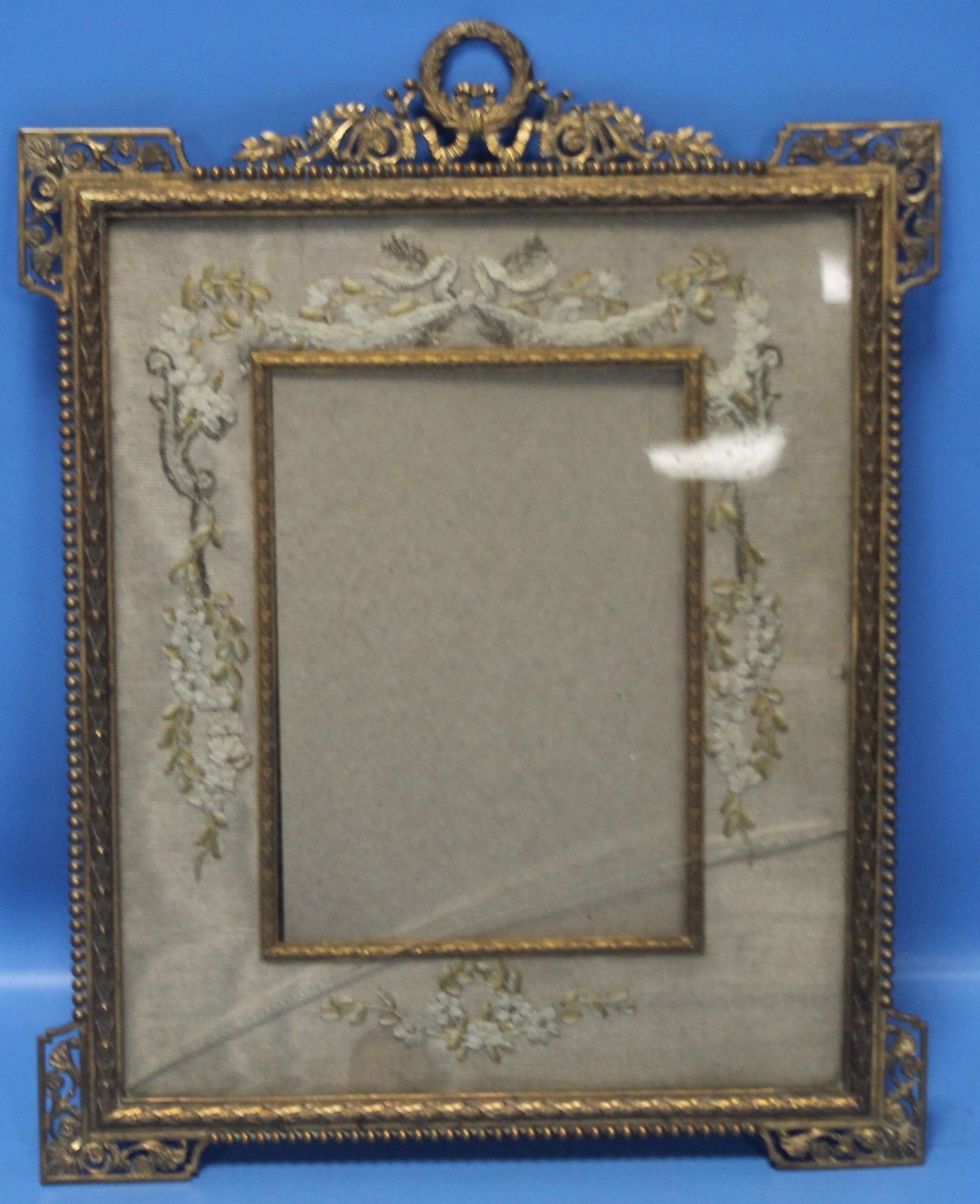 A DECORATIVE GILT PICTURE FRAME A/F 22 1/2 CM X 26 1/2 CM