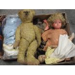 A SMALL TRAY OF VINTAGE DOLLS AND A VINTAGE TEDDY BEAR PLUS A SMALL QUANTITY OF VINTAGE CHILDRENS