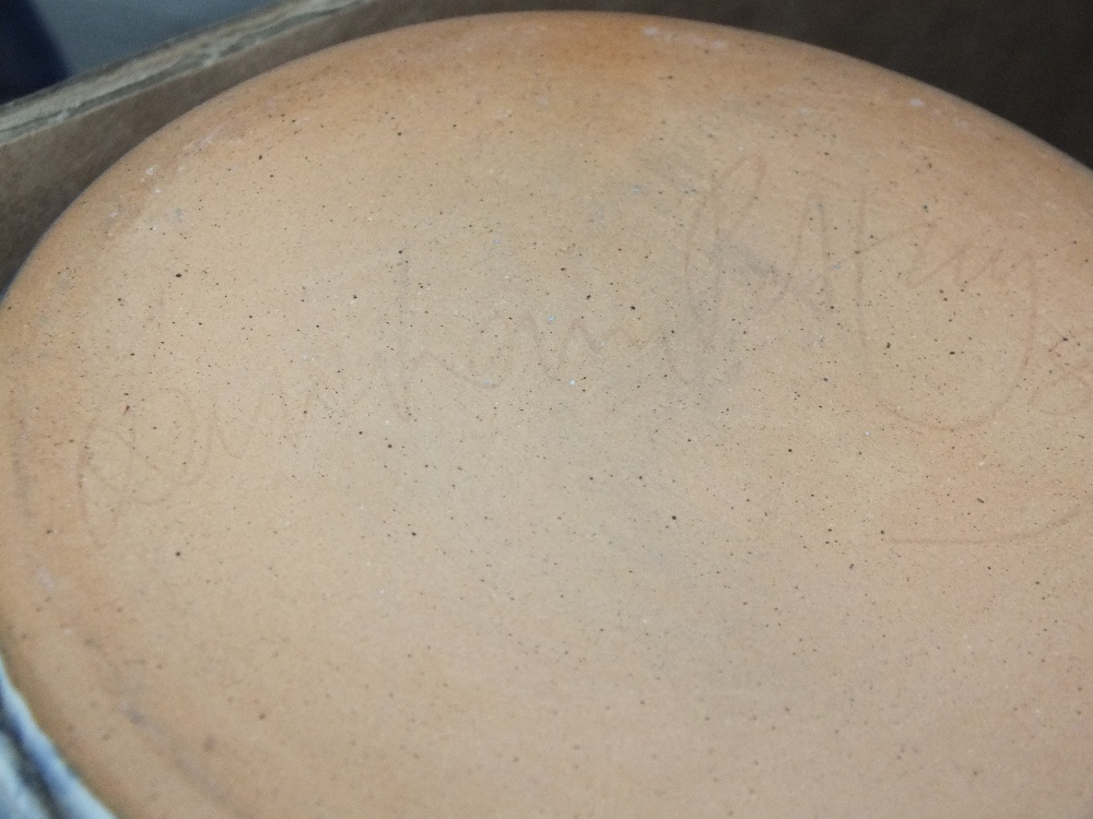 A TRAY OF SIGNED BURNHAM STUDIO POTTERY TOGETHER WITH A TRAY OF CERAMICS TO INCLUDE BLUE GARLAND - Image 2 of 3