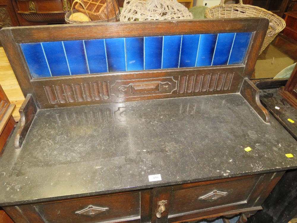 AN ANTIQUE MARBLE AND TILE TOPPED OAK WASHSTAND W-107 CM - Image 2 of 3