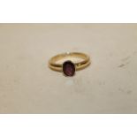 A HALLMARKED 9 CARAT GOLD GARNET TYPE RING, APPROX WEIGHT 3.95 G, RING SIZE Q