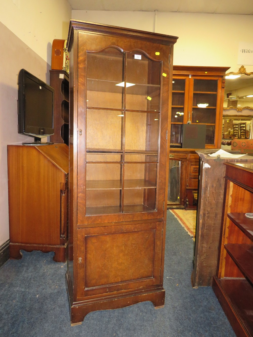 A 20TH C WALNUT GLAZED SLIM BOOKCASE H-165 CM W-60 CM