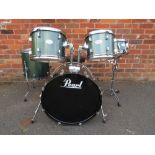 A PEARL FORUM SERIES DRUM KIT - SET TO INCLUDE BASS DRUM, FLOOR TOM, MID TOM, HIGH TOM, SNARE WITH