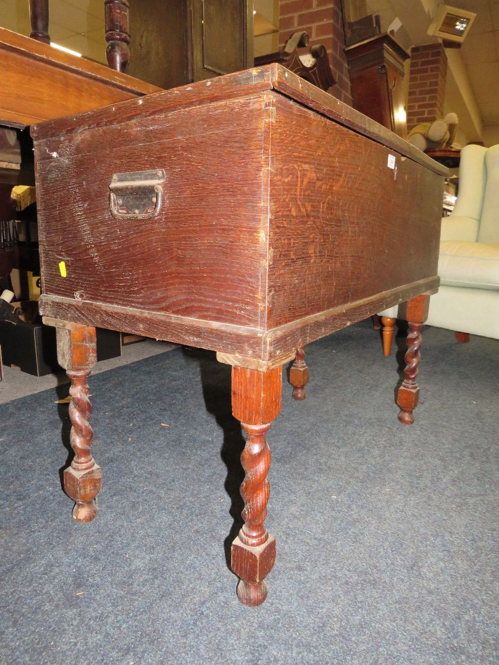 AN ANTIQUE OAK BLANKET BOX RAISED ON A BARLEYTWIST STAND W-94 CM - Image 4 of 4