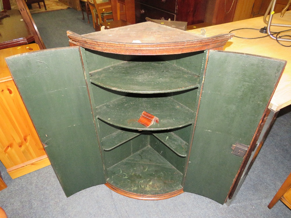 A NINETEENTH CENTURY MAHOGANY HANGING CORNER CUPBOARD - Image 3 of 4