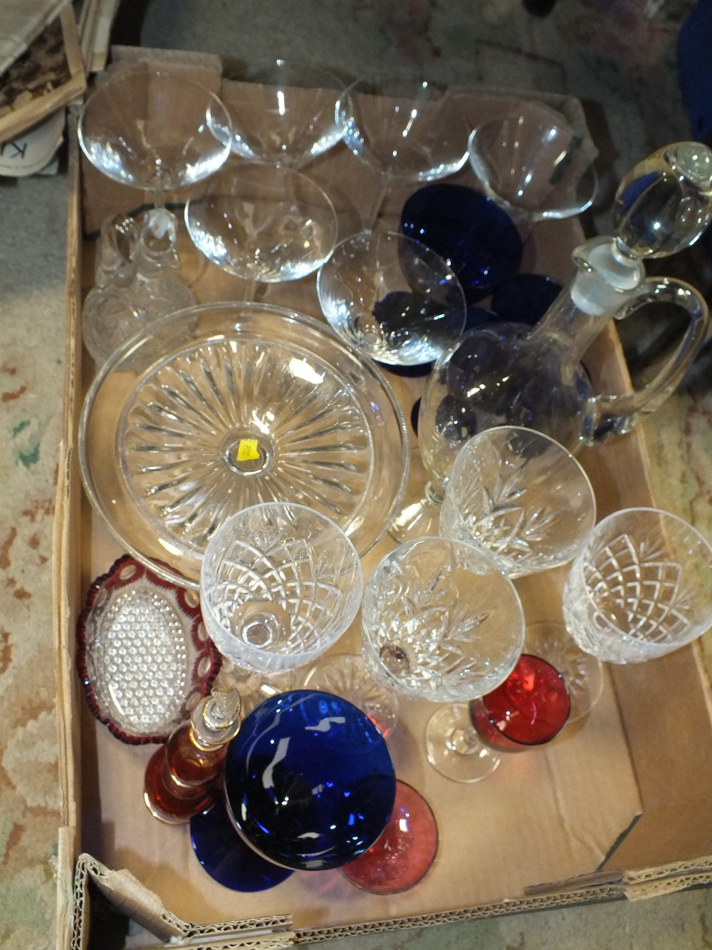 A TRAY OF GLASSWARE TO INCLUDE STEWART CRYSTAL DRINKING GLASSES ...