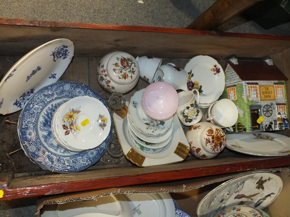 THREE TRAYS OF ASSORTED CERAMICS TO INCLUDE SADLER, COALPORT, SPODE ETC. - Image 2 of 4