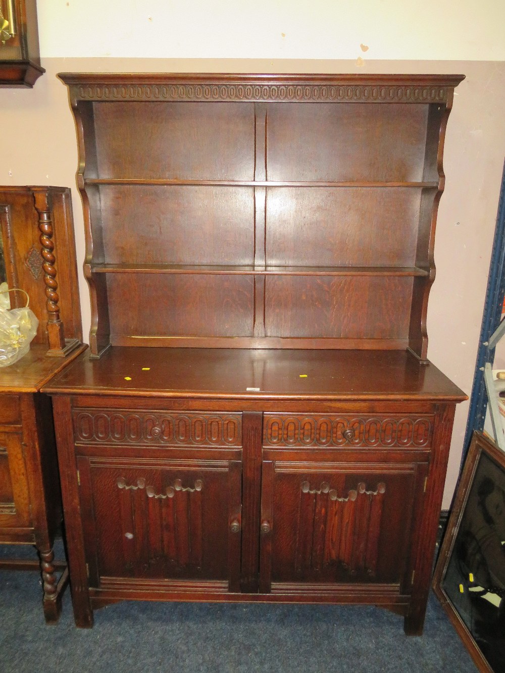 A 20TH CENTURY OAK DRESSER WITH PLATE RACK - W 126 CM