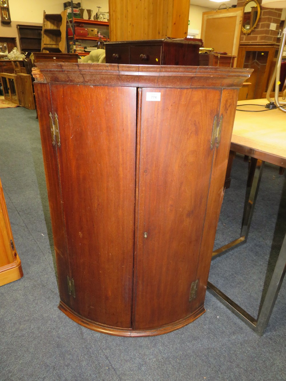 A NINETEENTH CENTURY MAHOGANY HANGING CORNER CUPBOARD