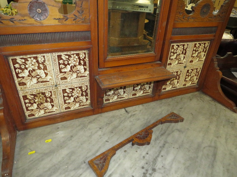 AN EDWARDIAN MAHOGANY MARBLE TOPED MIRRORED WASHSTAND W-122 CM - Image 2 of 3