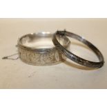 A SELECTION OF SILVER BANGLES - APPROX 70.2G