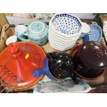 A TRAY OF CERAMICS TO INCLUDE AN ORIENTAL TEAPOT, STONEWARE ETC.