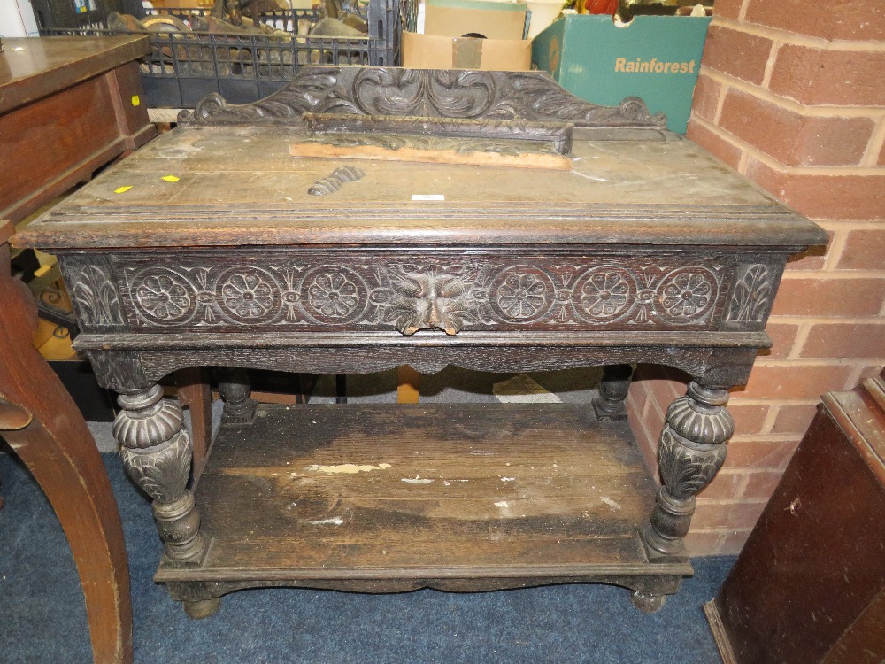 A VICTORIAN CARVED OAK SIDE TABLE WITH SINGLE FRIEZE DRAWER H-78 CM W-92 CM A/F