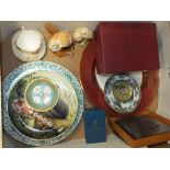 A MIXED TRAY TO INCLUDE OWL ORNAMENTS, SPODE PLATE, ORIENTAL PLATES ETC