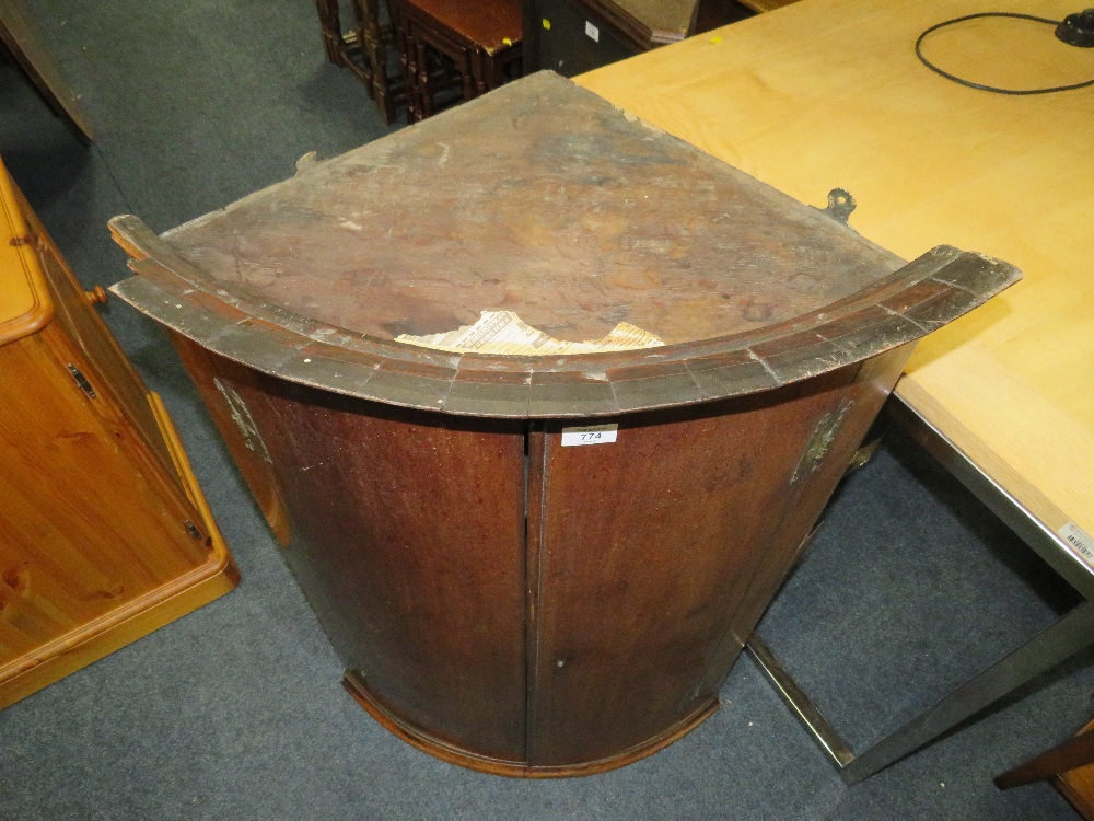 A NINETEENTH CENTURY MAHOGANY HANGING CORNER CUPBOARD - Image 2 of 4