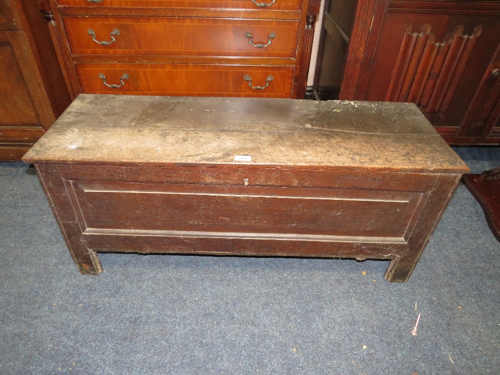 AN ANTIQUE OAK SMALL COFFER W-106 CM A/F