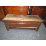 AN ANTIQUE OAK SMALL COFFER W-106 CM A/F