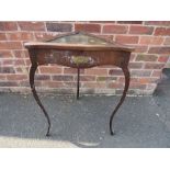 AN UNUSUAL 19TH C MAHOGANY TRI-ANGULAR BIJOUTERIE TABLE H-74 CM W-53 CM A/F