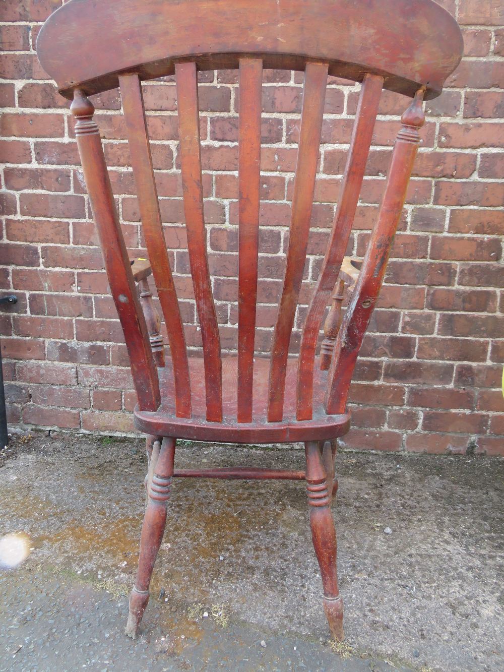 A TRADITIONAL ELM WINDSOR ARMCHAIR - Image 3 of 6