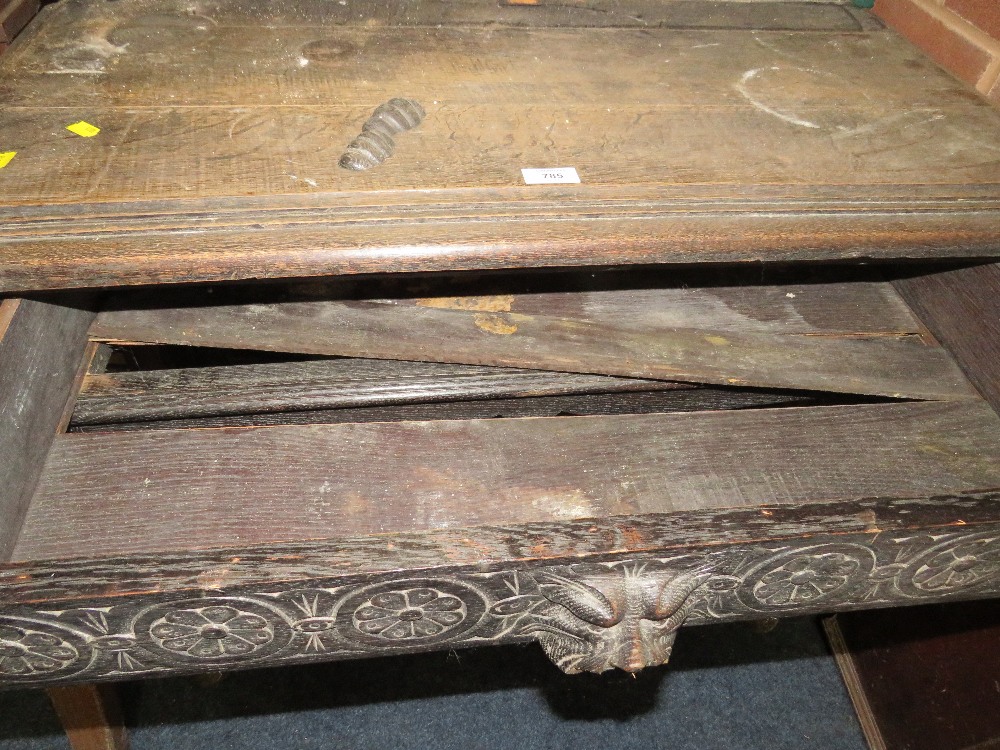 A VICTORIAN CARVED OAK SIDE TABLE WITH SINGLE FRIEZE DRAWER H-78 CM W-92 CM A/F - Image 4 of 4