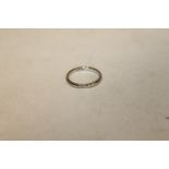 A WEDDING BAND STAMPED PLATINUM, APPROX WEIGHT 3.9 G