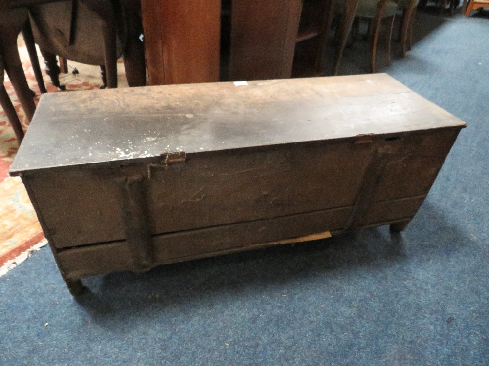 AN ANTIQUE OAK SMALL COFFER W-106 CM A/F - Image 6 of 6