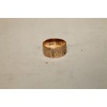 A HALLMARKED 9 CT ROSE GOLD ENGRAVED BAND, APPROX WEIGHT 1.9 G